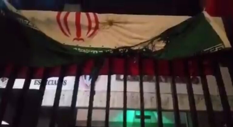 Quemaron-la-bandera-Irani-izada-en-la-sede-del-Cicpc-