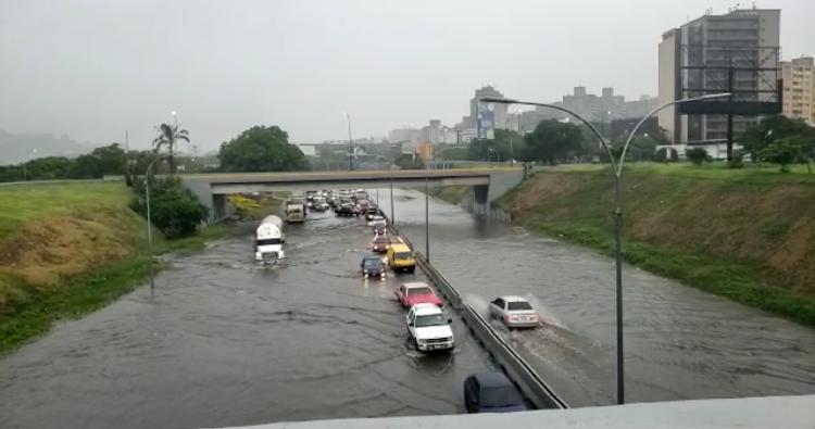 lluvias-caos-caracas-congestionamiento-vehicular