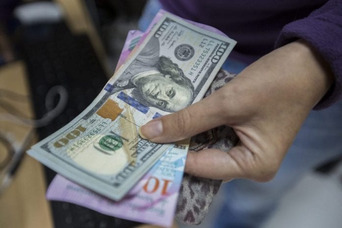 Los pronósticos apuntan a que el dólar paralelo superará el 1.000.000 de bolívares, a finales de este año.
