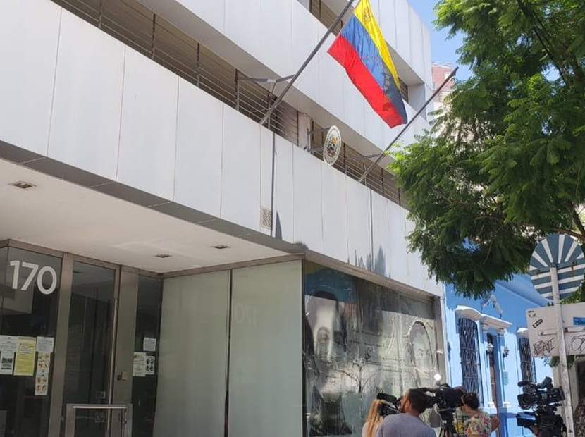 Embajada-Venezuela-Argentina-carteles-contra-Maduro