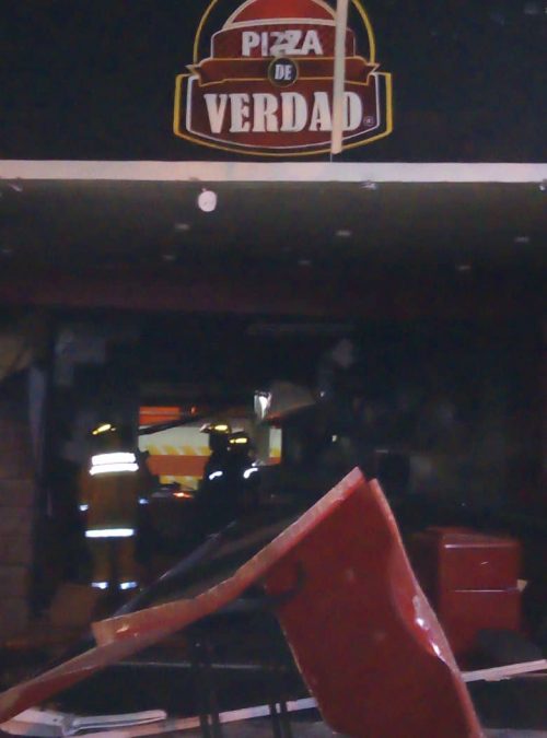Destrozos tras explosión de pizzería en Centro Comercial de Lechería