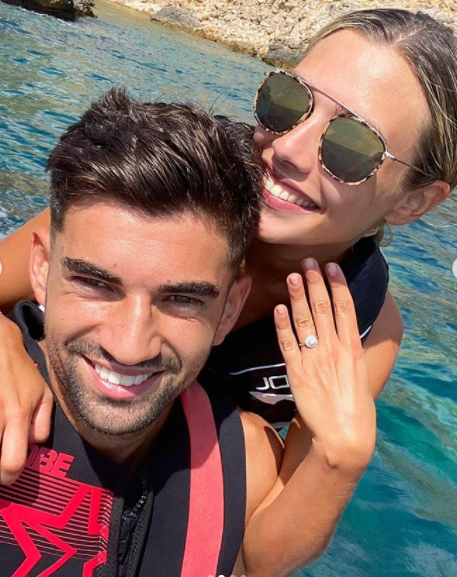 Karen Goncales muestra feliz su anillo de compromiso. Foto Instagram