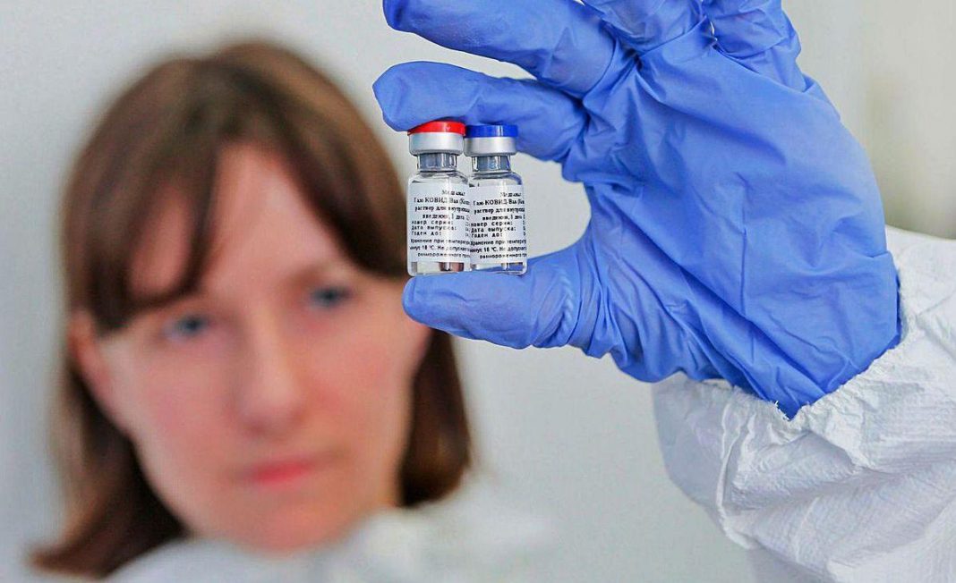 Científicos de todo el mundo critican que la vacuna rusa no ha llegado a la fase 3 del proceso que es la prueba en miles de personas