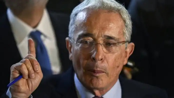 Alvaro Uribe preso