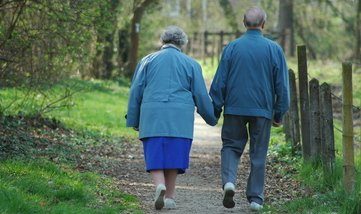 Adultos mayores caminan