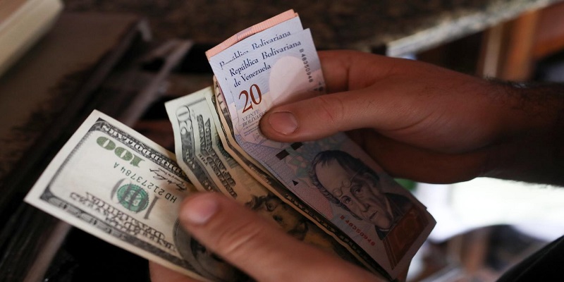 En dos días, el dólar paralelo ha registrado aumentos de entre 10.000 y 12.000 bolívares