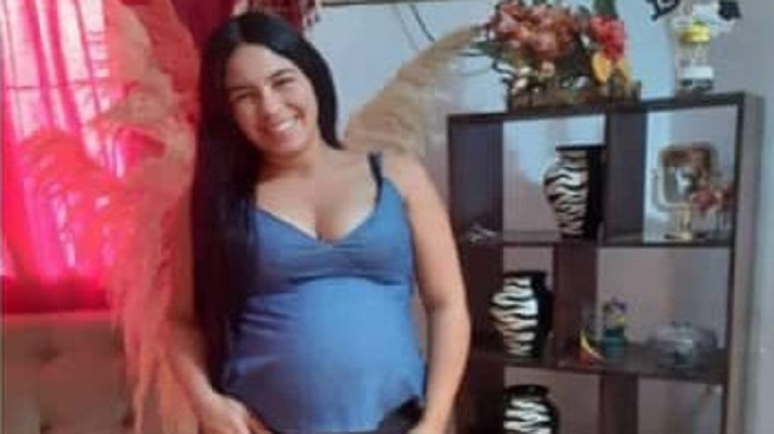 Giannelly Pirrongeli Pumiaca, tenía 23 años y 8 meses de gestación. Falleció en una clínica, en Upata estado Bolívar. ¿La causa de la muerte? Al parecer, los golpes que le habrá propinado su pareja y también el ahorcamiento.
