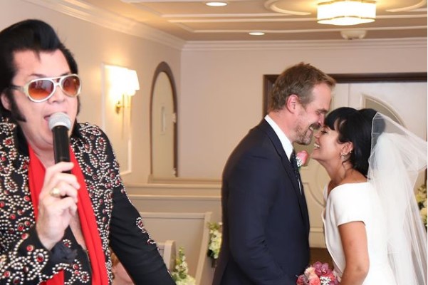 Elvis casó a Lily Allen y David Harbour