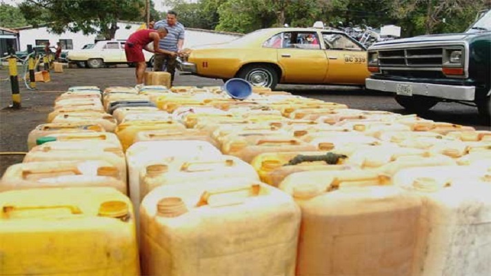 El negocio de los pimpineros es rentable por la escasez de gasolina en Venezuela y la permisividad por parte de las autoridades
