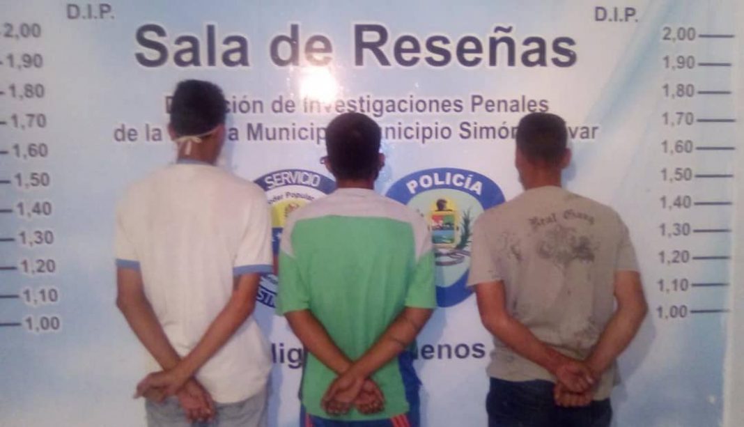 La policía del municipio Simón Bolívar informaron que los detenidos cobraban por los puestos en divisas
