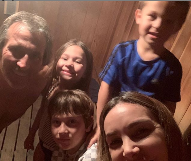 Natalia Streignard junto a sus tres hijos y su esposo. Foto: Instagram