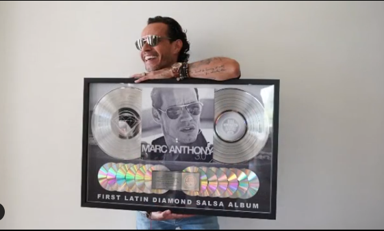 Marc Anthony mostró orgulloso la placa que certifica que tiene el primer disco de diamante en la salsa. Foto:Instagram