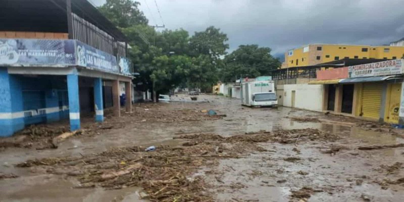 El desbordamiento del río El Limón, en el estado Aragua, deja un saldo de al menos 100 casas afectadas. Rodolfo Marco Torres, gobernador de la entidad informó que hasta el momento no hay pérdidas humanas.
