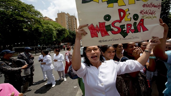 La pandemia de coronavirus ha acabado con la vida de 231 integrantes de la salud en Venezuela. Pero, la crisis en el gremio sanitario no surgió por la llegada del virus. Venía de antes: de la política del régimen desprofesionalizar al sector, con sueldos miserables.