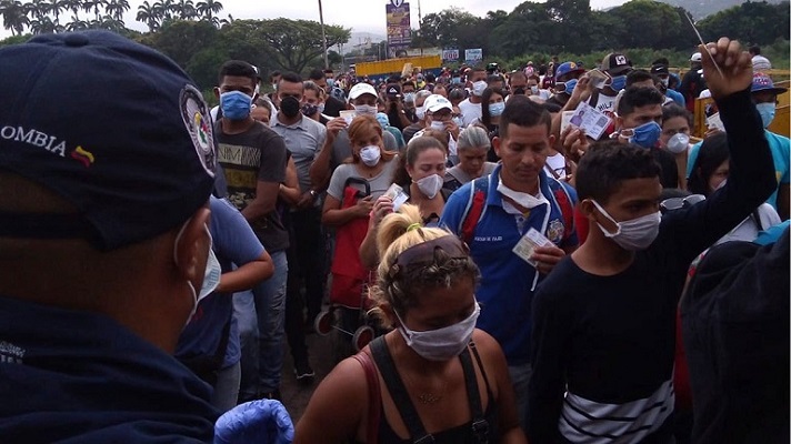 Con funcionarios del Ejército y de la Policía, el Gobierno de Colombia refuerza los pasos en la fronteriza con Venezuela. La medida se tomó especialmente cerca de Cúcuta ante la llegada de miles de migrantes venezolanos, informaron medios locales. La finalidad del despliegue es cerrar las trochas.