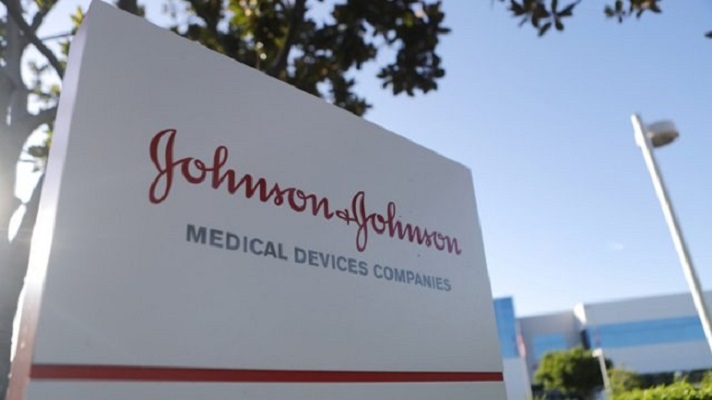 La farmacéutica estadounidense Johnson & Johnson suspendió de manera 