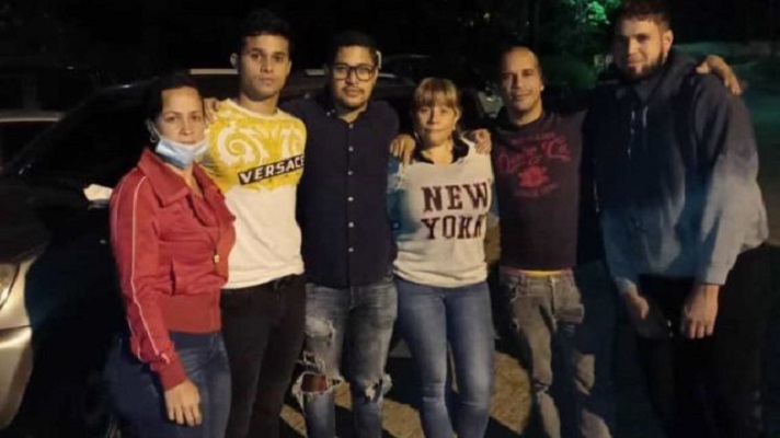 Al filo de la media noche de este martes fueron liberados los jóvenes que acompañaban a Roland Carreño cuando el régimen lo secuestro. Se trata de Elías Rodríguez y Yeferson Sarcos, informó el Sindicato Nacional de Trabajadores de la Prensa (Sntp).