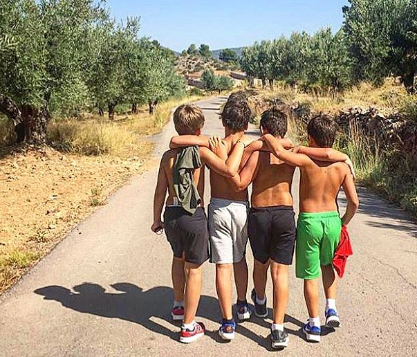 Nacho Palau publicó en Instagram esta foto de los hijos de él con Miguel Bosé diciendo "hermanos por siempre". 