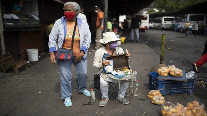 El salario mínimo mensual en Venezuela, de 400.000 bolívares, se desplomó a solo 93 centavos de dólar el último día de septiembre. Se trata de la peor remuneración laboral oficial del mundo, advierten economistas, que la consideran una paga “de esclavos”.