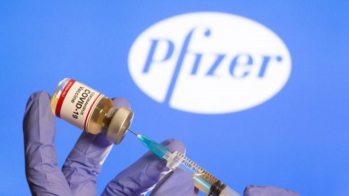 La farmacéutica Pfizer afirmó este lunes que su vacuna contra la COVID-19 es “eficaz en 90%“. Son los reportes del primer análisis intermedio de su ensayo de fase 3. Esta es la última etapa antes de pedir formalmente su homologación.