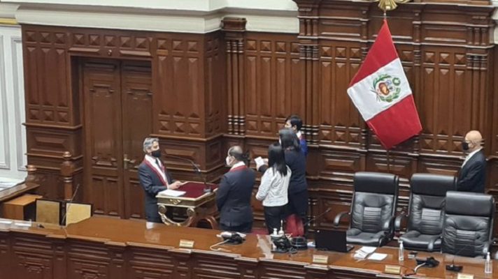 El centrista Francisco Sagasti jura este martes como nuevo presidente de Perú con enormes desafíos por delante, pero con el apoyo de los indignados ciudadanos que hicieron caer a su efímero antecesor.