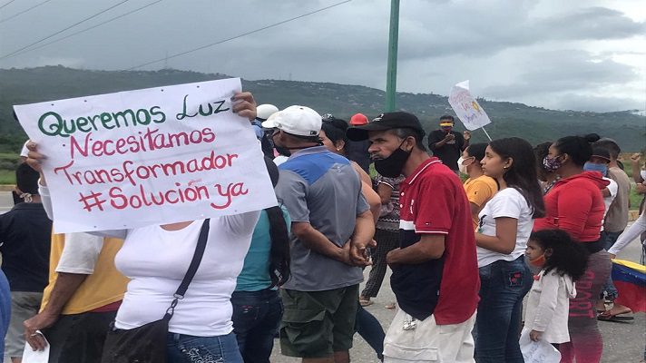 Cansados de no recibir respuesta habitantes del sector Bella vista , ubicado en el oeste de Barquisimeto salieron a protestar esto con el fin de visibilizar la situación que viven sin energía eléctrica desde hace dos semanas.