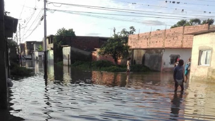 Habitantes del pueblo de Curiepe, estado Miranda, informaron que el río de la zona se desbordó luego de los torrenciales aguaceros de este lunes.