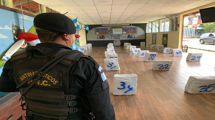 La policía antinarcóticos de Guatemala propinó un duro golpe al narcotráfico. Decomisó 1.000 panelas de cocaína procedente de Venezuela.