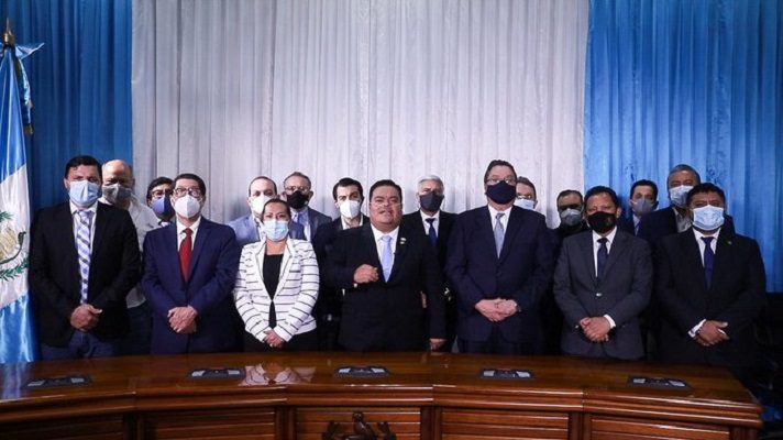 El Congreso de Guatemala suspendió la madrugada de este lunes un polémico presupuesto para el próximo año. Lla aprobación del mismo desató las protestas en las que manifestantes incendiaron la sede del Parlamento el sábado.