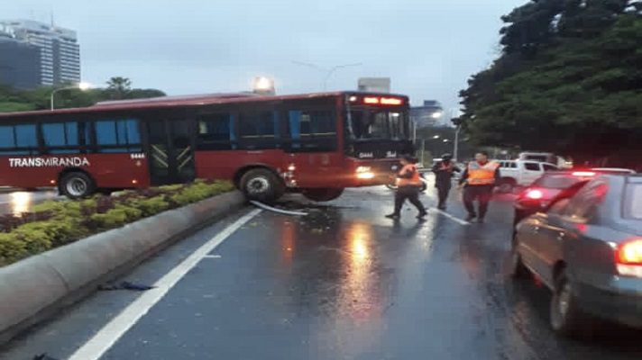Desde las 7 de la mañana, la autopista Francisco Fajardo se encuentra cerrada en ambos sentidos. Un autobús de TransMiranda se accidentó y quedó atravesada.
