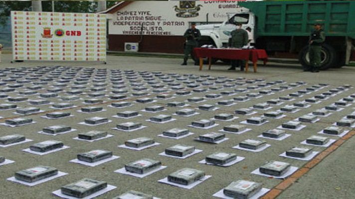 El miércoles de esta semana el régimen anunció la incautación de 13 kilos de presunta cocaína. La droga venía en 117 envoltorios. El jefe de la Oficina Nacional Antidrogas (ONA), Alberto Alexander Matheus Meléndez dijo con bombos y platillos que forma parte de la lucha contra el narcotráfico. Lo que ocultó el general es que los hombres que transportaban la droga son dos oficiales del Ejército Bolivariano. Además lo hacían en un vehículo de la Fuerza Armada.
