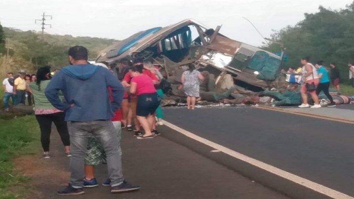Un choque entre un camión y un autobús en el interior del estado brasileño de Sao Paulo dejó al menos 37 muertos y 15 heridos. La Policía Militar (PM) de ese país suministró la información.
