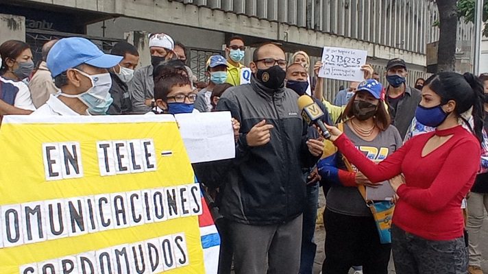 Casi un centenar de vecinos de varias parroquias del municipio Libertador tomaron las puertas de Cantv, en el centro de Caracas. Protestaron contra los cortes eternos del servicio de Aba Internet y de telefonía fija.