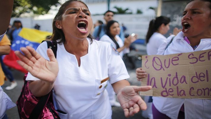 Trabajar sin haber comido, caminar kilómetros para llegar al hospital o enfermarse y luego no recibir la debida atención. Este es el día a día de las enfermeras en Venezuela.