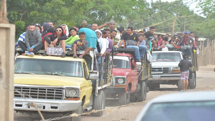 El transporte de pasajeros desde San Cristóbal hacia la frontera venezolana se encuentra controlado por innumerables vehículos denominados “piratas”.