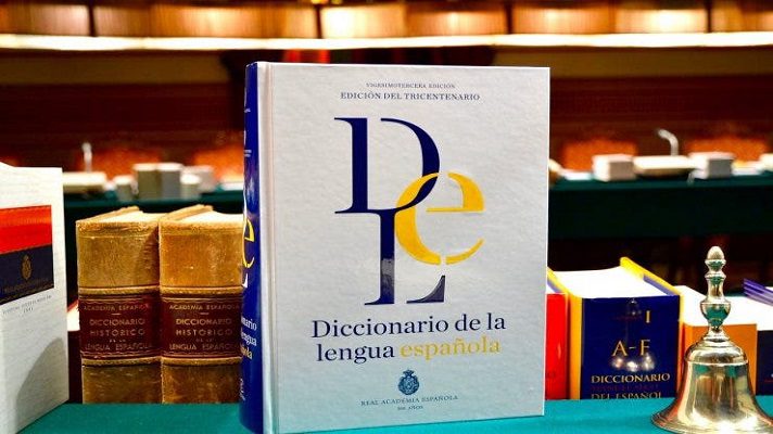 El diccionario de la lengua española no resultó inmune a la pandemia. Agregó varios términos como COVID, coronavirus y desescalada, anunció este martes la Real Academia Española (RAE).