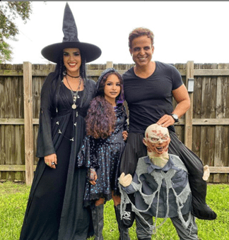 Scarlet Ortiz con su familia. Foto: Instagram