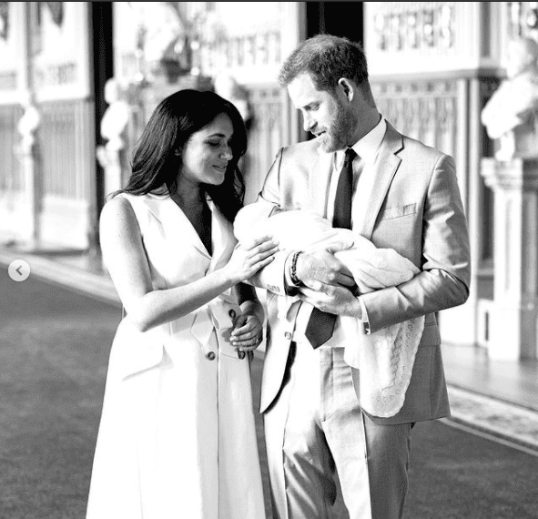 Meghan Markle y el príncipe Harry cuando presentaron a su primogénito. Foto: Instagram