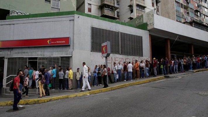 Los venezolanos hacemos cola para todo. No solo conseguir gasolina es una odisea, por la escasez y las largas filas que se deben hacer en las gasolineras, las cuales se extienden hasta por varios días. Conseguir efectivo también es otro suplicio.