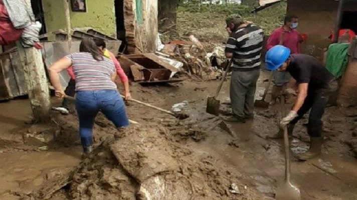 El olor a humedad penetra las paredes de casas agrietadas por la furia del agua. Mientras carros permanecen incrustados en el barro tras una de las inundaciones que han asolado varios estados de Venezuela en el último trimestre. Las lluvias han afectado al menos a 10 estados.
