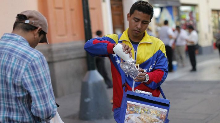 Vivir en la miseria, expuestos a la explotación y abuso es lo que sufren miles de migrantes venezolanos en Perú. Esto como consecuencia de la pandemia de coronavirus.