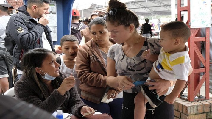 Entre 500 y 700 migrantes y refugiados venezolanos salen del país, principalmente a través de Colombia. El alerta lo emitió la Agencia de las Naciones Unidas para los Refugiados (ACNUR). Destaca la agencia que esto ocurre pese al cierre de fronteras impuesto en muchos países latinoamericanos como medida de prevención contra la pandemia.