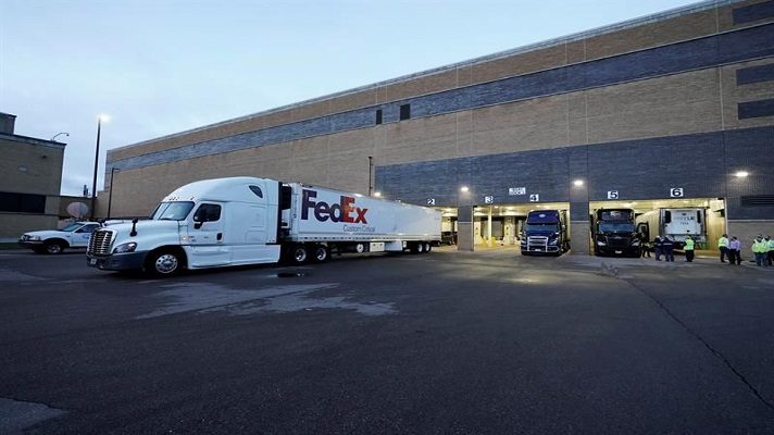 De la planta de Pfizer en Portage (Michigan, EE.UU.) comenzaron a salir los primeros camiones de reparto urgente, con la vacuna contra la COVID-19. Los vehículos llevarán el medicamento a sus destinos por todo el país. La vacunación al grupo de riesgo comenzará este lunes.