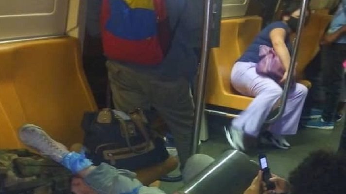 En horas de la noche de este jueves se produjo un descarrilamiento en el Metro de Caracas. El incidente dejó una persona lesionada y el desalojo de los pasajeros.