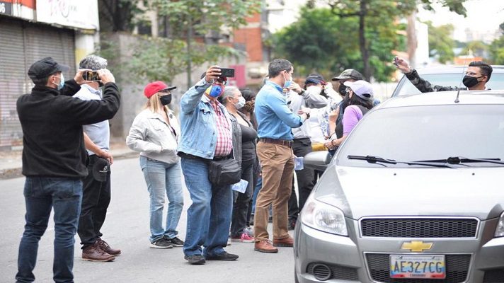 El presidente en cargado de Venezuela, Juan Guaidó ratificó este miércoles que el país está sumergido en la peor crisis de la historia. Desde temprano, el parlamentario recorrió las colas por gasolina en algunos sectores de Caracas, para promover la participación en la Consulta Popular.
