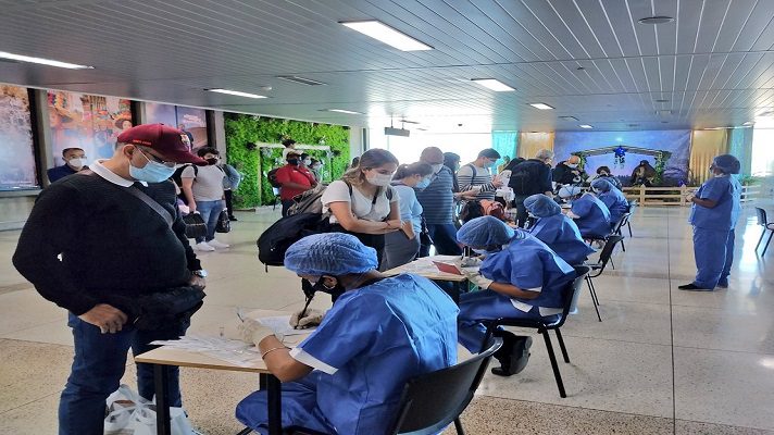 Desde el 30 de noviembre, el régimen de Nicolás Maduro ordenó la apertura de los vuelos internacionales, desde y hacia Venezuela. Gran parte de los mismos llegan al aeropuerto de Maiquetía y con ellos los casos de coronavirus y multiplicados.