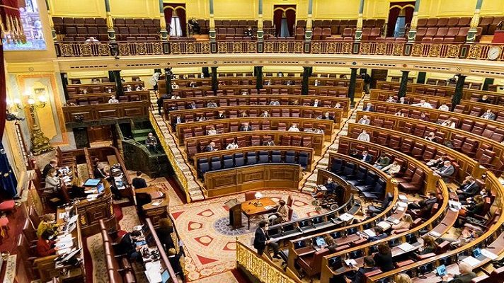 El Congreso español aprobó este jueves por una clara mayoría el proyecto de ley de la eutanasia. La norma despenaliza y regula por primera vez en España la ayuda médica para morir.