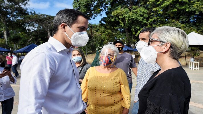 Juan Guaidó se juega este sábado su última carta para mantenerse a flote en la escena política de Venezuela. Al convocar la Consulta Popular espera que la oposición decepcionada vuelva a las calles a expresar su descontento contra Nicolás Maduro.