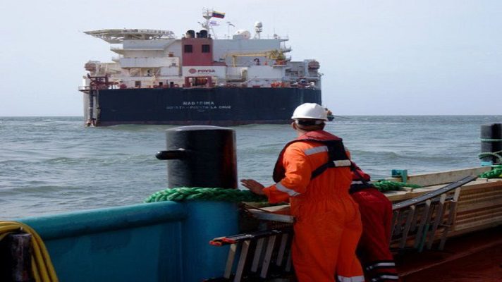 Esta semana, Petróleos de Venezuela (Pdvsa), comenzó el proceso de transferencia del crudo del tanquero Nabarima a una barcaza. la información la difundió la agencia Reuters que cita fuentes de la industria.