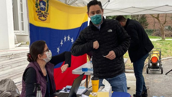 Los venezolanos “están enviando un mensaje al mundo entero de que no se rinden. Así lo manifestó Carlos Vecchio, representante de Juan Guaidó en los Estados Unidos.